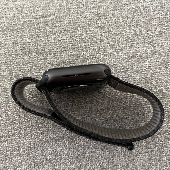 Apple Watch Series 5 - Picture 2 of 3
